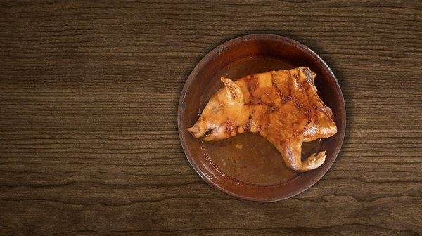 ¿Cuál es la mejor manera de hacer un cochinillo asado crujiente al estilo segoviano?