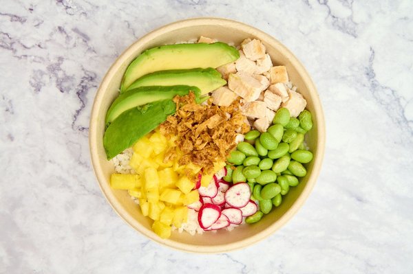 ¿Cómo se prepara un poke bowl hawaiano con atún fresco y aderezo de soja y sésamo?